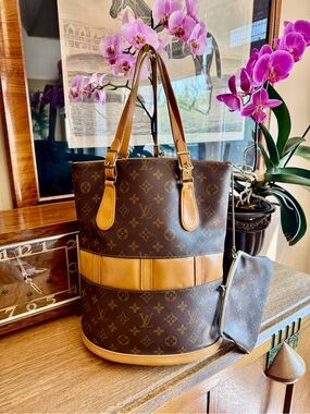 💗❤️💗Authentic Louis Vuitton French Company Bucket Bag & Kisslock Pouch💗❤️💗